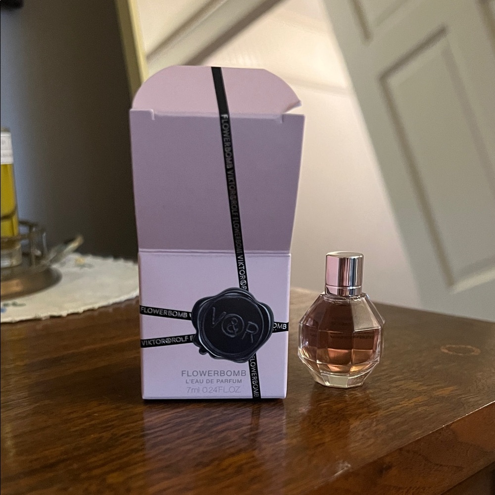 Viktor & Rolf Flowerbomb Mini Perfume with Pink Box